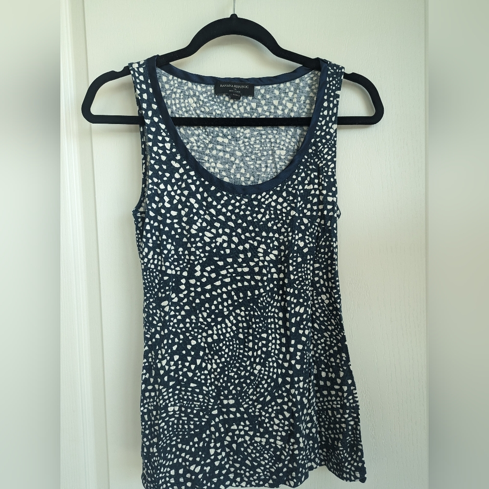 Banana Republic Luxe touch top blue with print